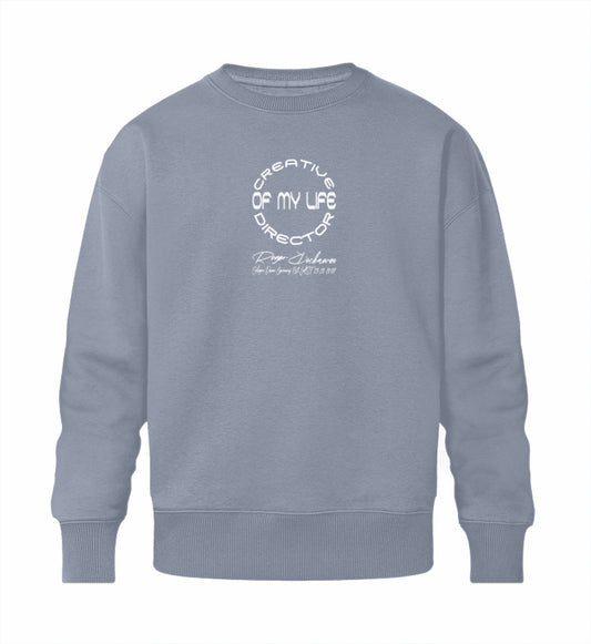 Serene Blue farbiges Sweatshirt Unisex in Relaxed Fit vorne bedruckt mit dem Design und Logo Schriftzug der creative director of my life Kollektion von Roger Rockawoo