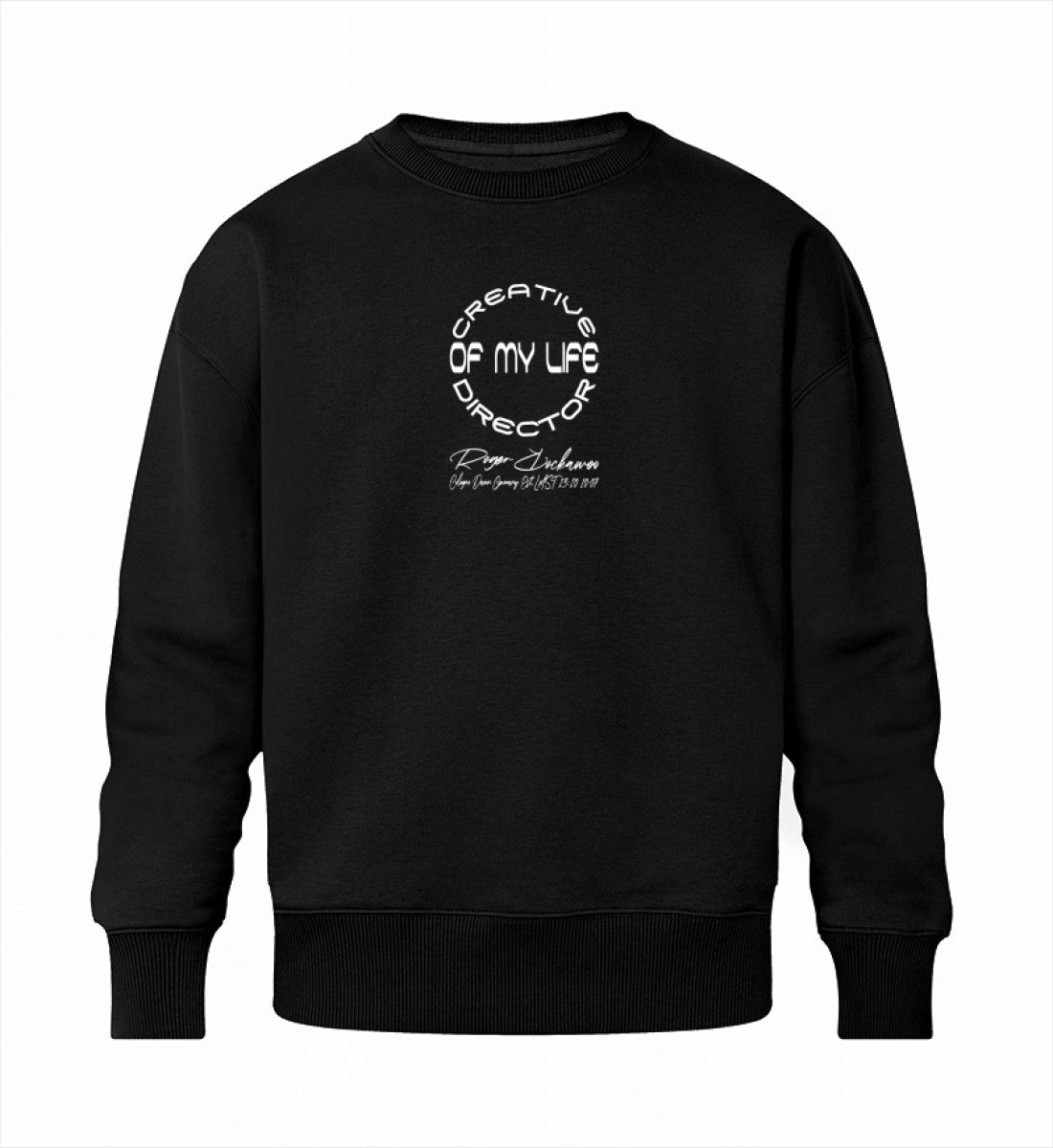 Schwarzes Sweatshirt Unisex in Relaxed Fit vorne bedruckt mit dem Design und Logo Schriftzug der creative director of my life Kollektion von Roger Rockawoo