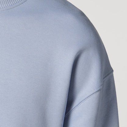 Serene Blue farbiges Sweatshirt Unisex für Damen und Herren bedruckt mit dem Design der Roger Rockawoo Kollektion Surf shredding Culture Community