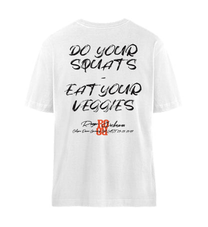 Weißes T-Shirt Unisex Damen und Herren Relaxed Fit hinten schwarz bedruckt mit Do your Squats eat your Veggies und dem Logo Schriftzug von Roger Rockawoo Clothing