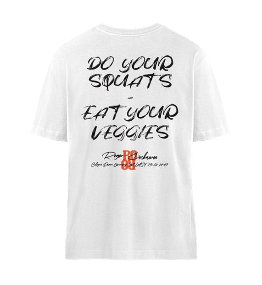 Weißes T-Shirt Unisex Damen und Herren Relaxed Fit hinten schwarz bedruckt mit Do your Squats eat your Veggies und dem Logo Schriftzug von Roger Rockawoo Clothing