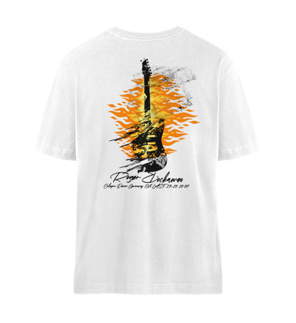 Weißes T-Shirt für Damen und Herren im Relaxed Fit mit bedruckter Rückseite einer in Flammen stehender zerfliessender Gitarre und dem Logo Schriftzug aus der Guitar Major or Minor Kollektion von Roger Rockawoo Clothing