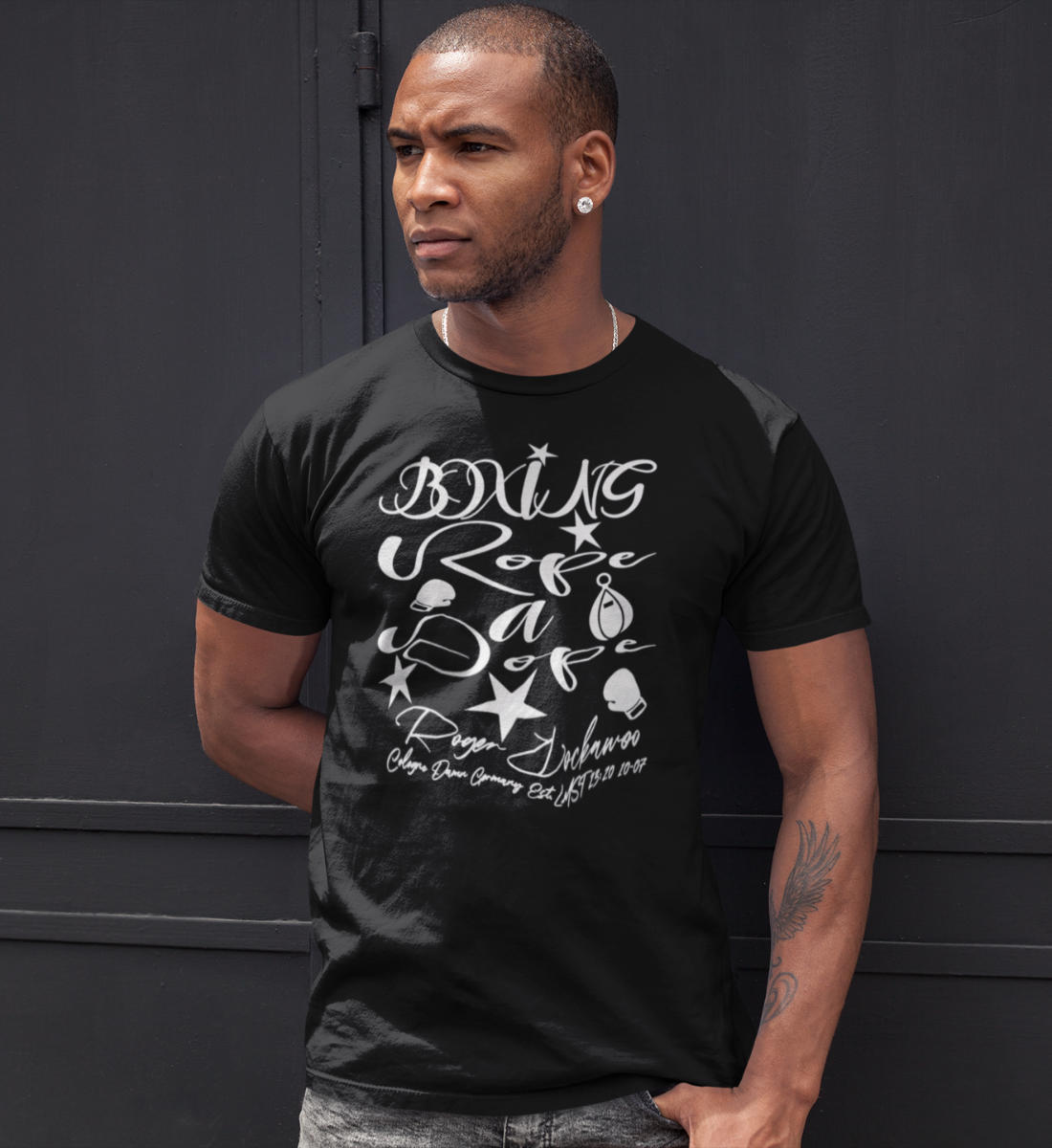 Schwarzes T-Shirt Unisex Relaxed Fit für Frauen und Männer bedruckt mit dem Design der Roger Rockawoo Kollektion boxing rope a dope