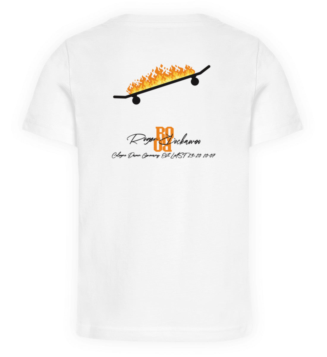 Weißes Kinder T-Shirt für Maedchen und Jungen rückseitig in schwarz bedruckt mit brennendem Skateboard Design und dem Logo Schriftzug aus der Skateboard Hiss off Kollektion von Roger Rockawoo Clothing