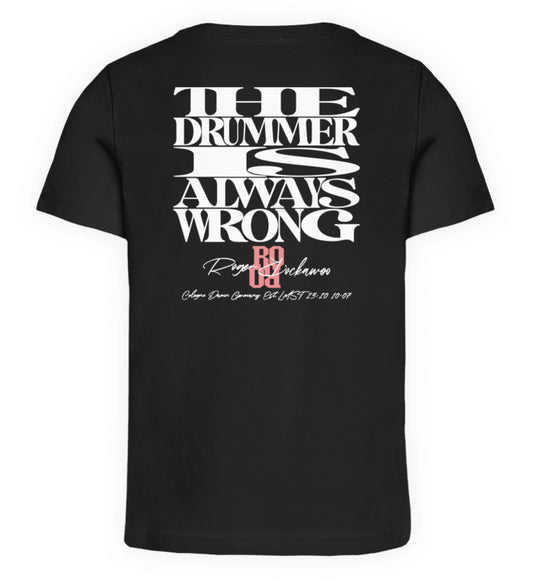 Schwarzes T-Shirt Unisex Oversize für Kinder Maedchen und Jungen rückseitig großflächig in weiß bedruckt mit dem Design Schriftzug der The Drummer is always wrong Kollektion und dem Logo Schriftzug von Roger Rockawoo Clothing