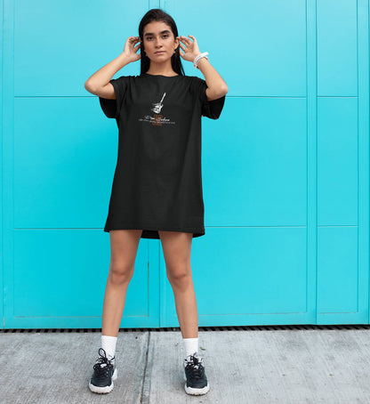 Weibliches Model trägt schwarzes T-Shirt Kleid bedruckt in weiß und orange mit E-Gitarre und Logo Schriftzug der Guitar Major or Minor Kollektion von Roger Rockawoo Clothing