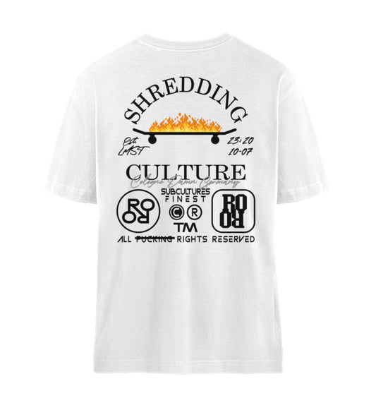Weißes T-Shirt Unisex Relaxed Fit für Damen und Herren bedruckt mit dem Design der Roger Rockawoo Kollektion Skateboard Shredding Culture Community