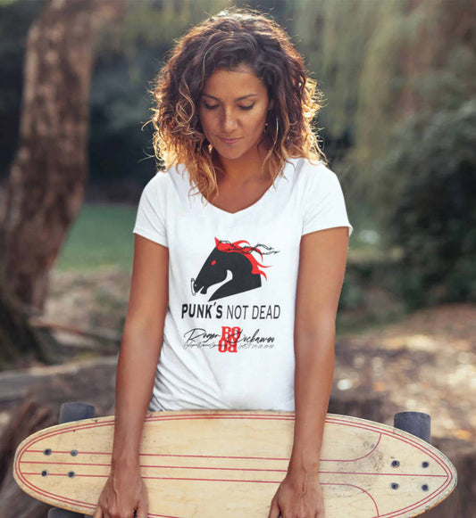 Weibliches Model mit Skateboard in der Hand schaut auf dem Boden und trägt ein weißes T-Shirt mit V-Ausschnitt und mit Print Design der Punks not dead mit Pferde Kopf Motiv Kollektion im Roger Rockawoo Fashion Webstore White-3