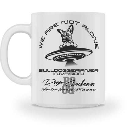 Tasse aus Keramik bedruckt mit dem Design der We Are Not Alone franzoesische Bulldogge Hund Edition im Roger Rockawoo Clothing Webshop Farbe weiss