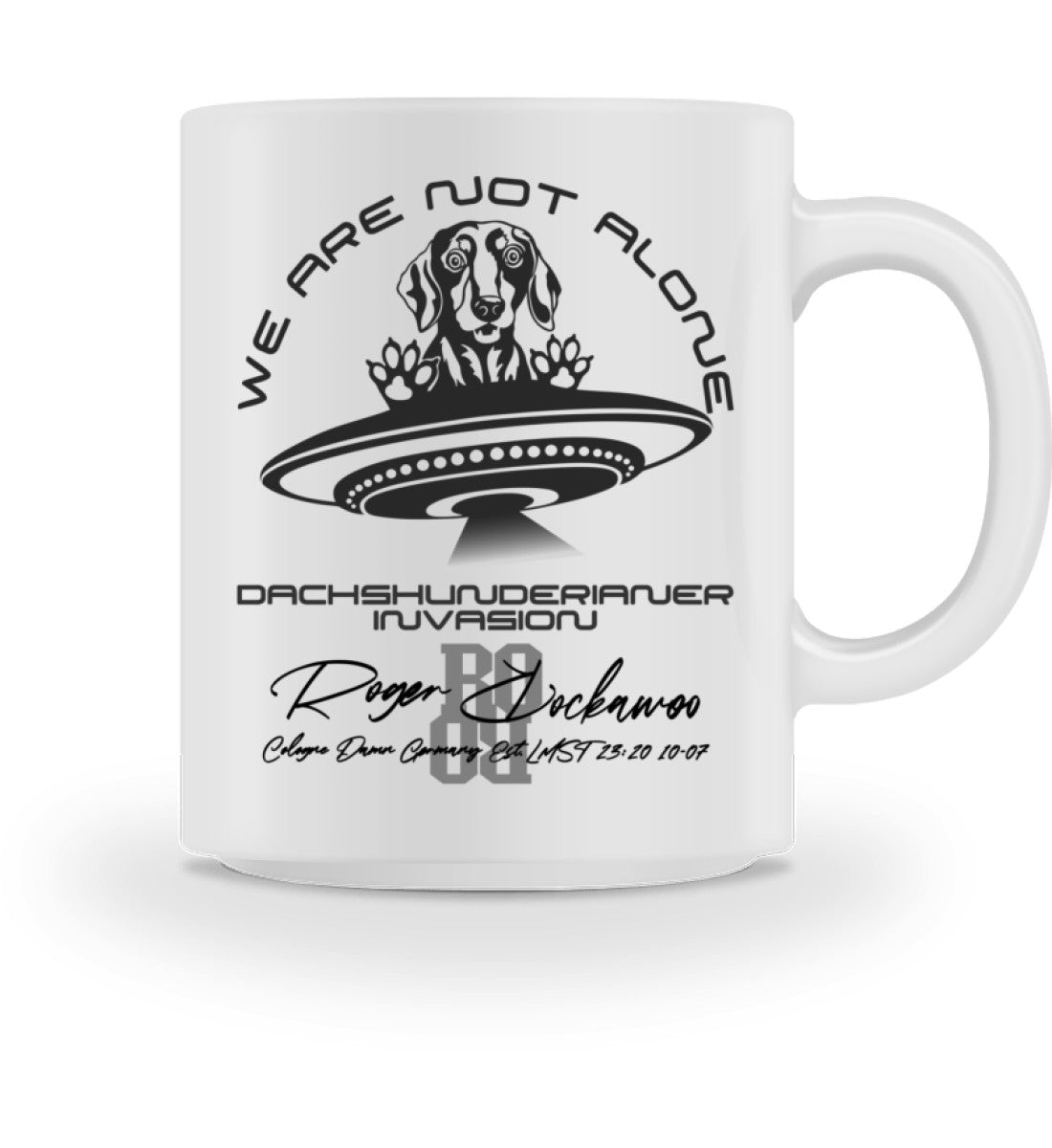 Tasse aus Keramik bedruckt mit dem Design der We Are Not Alone Dackel Hund Edition im Roger Rockawoo Clothing Webshop Farbe weiss