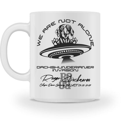 Tasse aus Keramik bedruckt mit dem Design der We Are Not Alone Dackel Hund Edition im Roger Rockawoo Clothing Webshop Farbe weiss